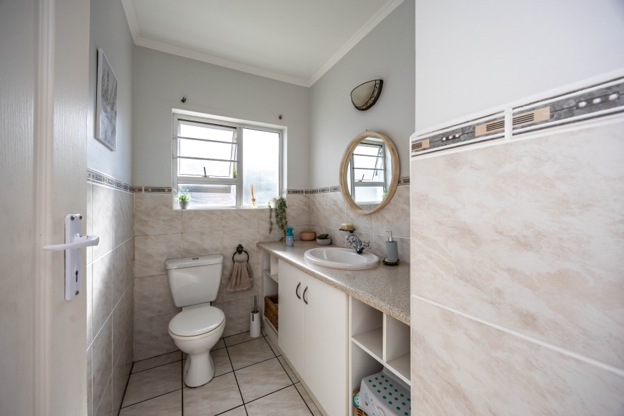 To Let 4 Bedroom Property for Rent in Kidds Beach Eastern Cape